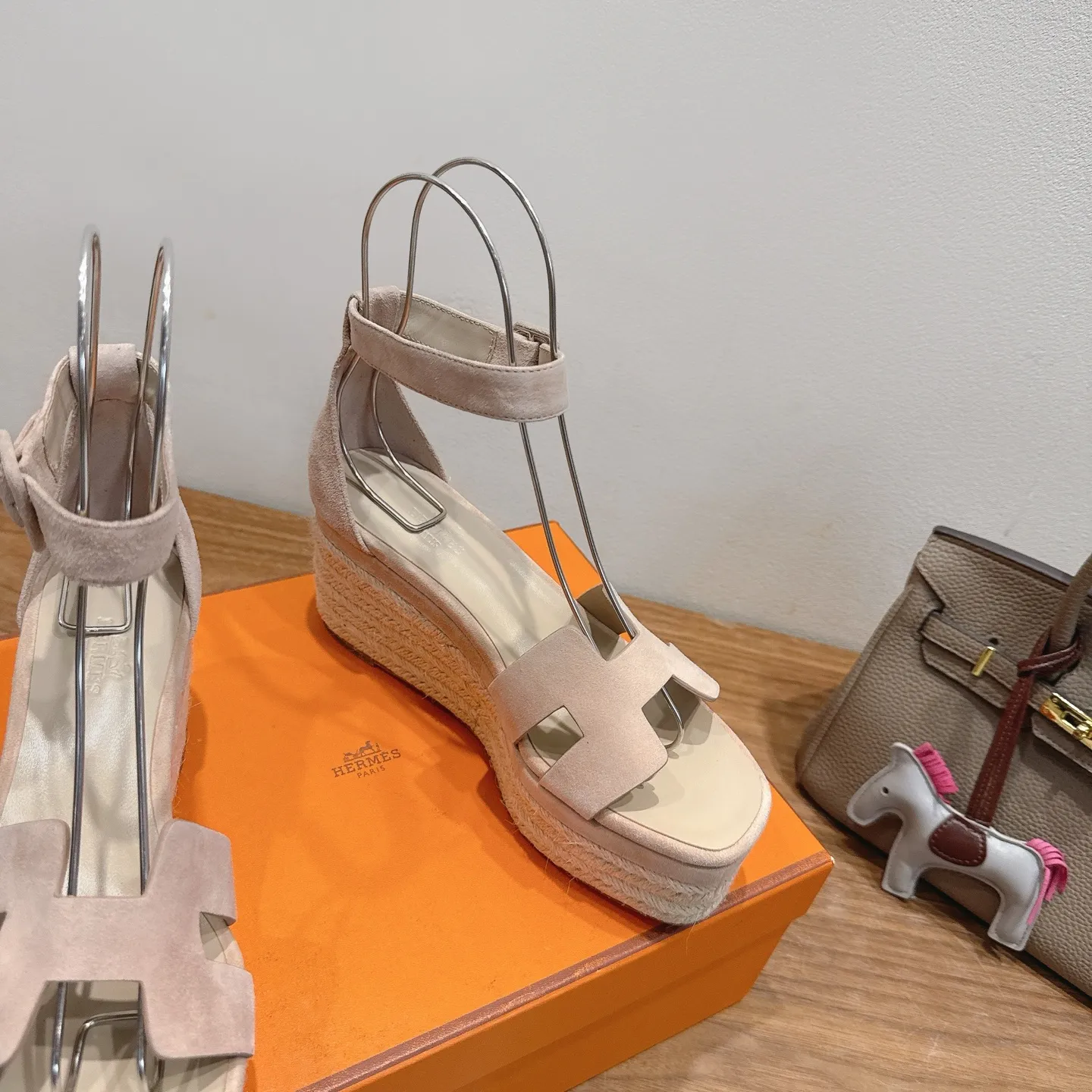 👟👟Ex-factory price 720👟👟 Hermes... a Eclair 2025 new color + popular series, the version is super positive, with a certain thickness, which makes the legs longer! Breathable, comfortable calfskin, spring and summer color matching, this item is both beautiful and comfortable! Channel supply code size: 35-39 can be ordered as 40.41 with airplane box ➕20